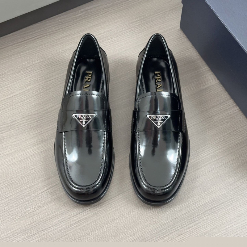 Pra*a leather shoes